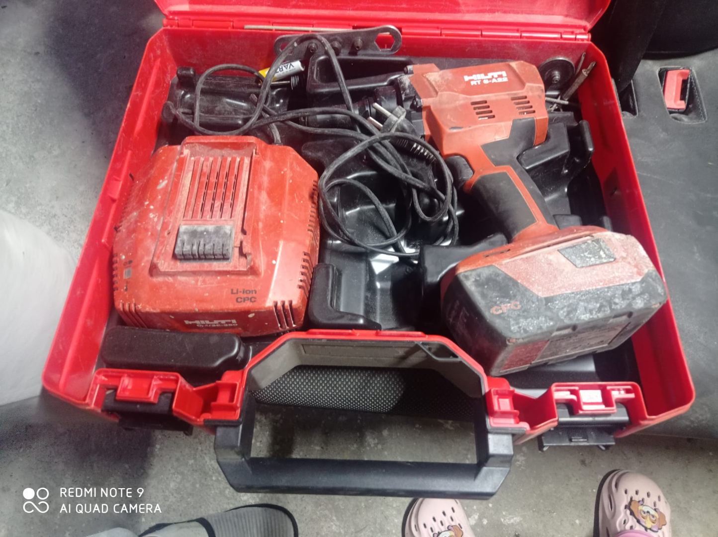 Pachet bunuri mobile și active necorporale, compus din licente, autoturism, echipamente folosite în construcții, aparatură electronică