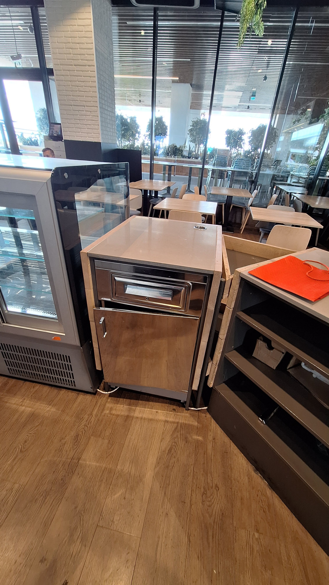 Mobilier HoReCa – vitrine frigorifice, corpuri inox și corpuri lemn