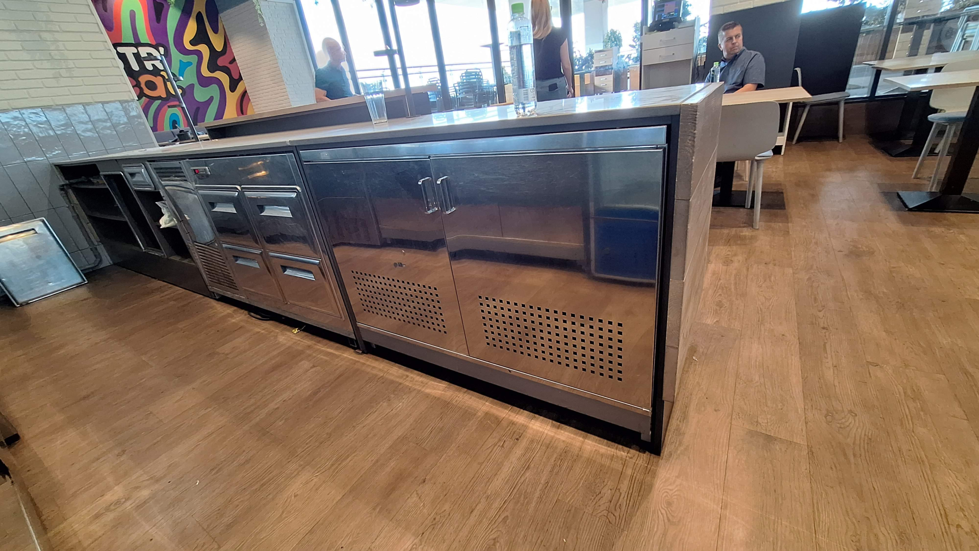 Activ 6: Mobilier HoReCa – vitrine frigorifice, corpuri inox și corpuri lemn