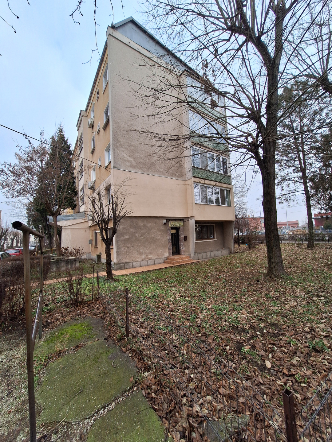 Apartament situat în Deva, Zona Gării, bl. 2, sc. C, parter, ap. 22, înscris în CF 60041-C1-U1 Deva, având o suprafață utilă de 69 mp, împreună cu bunurile mobile din locație